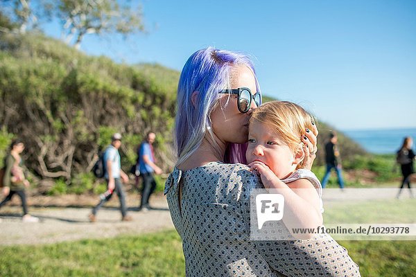 Mutter und Baby genießen die Sonne  El Capitan  Kalifornien  USA