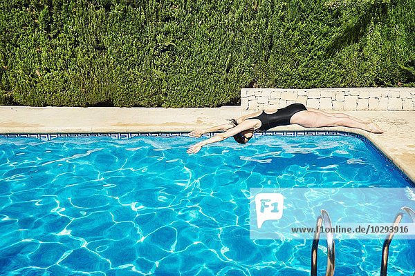 Reife Frau beim Eintauchen ins Schwimmbad