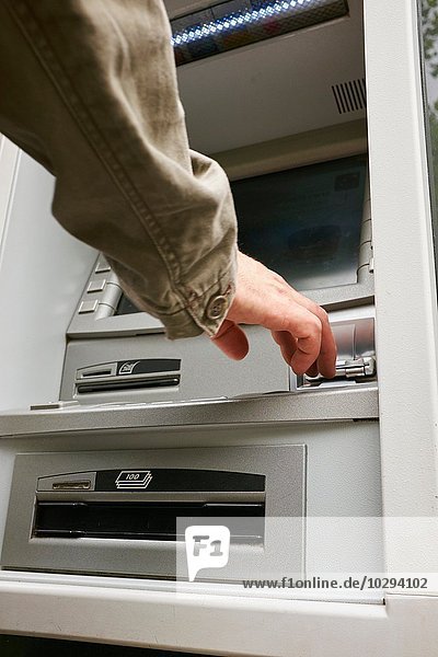Mitte erwachsenen Mann mit Geldautomat  Fokus auf Hände