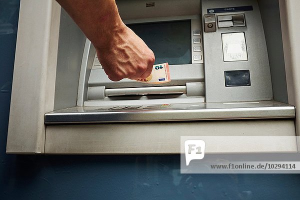 Mitte erwachsenen Mann mit Geldautomat  Fokus auf Hände