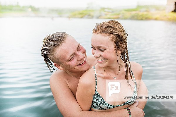 Romantisches junges Paar in der Secret Lagoon Therme (Gamla Laugin)  Fludir  Island