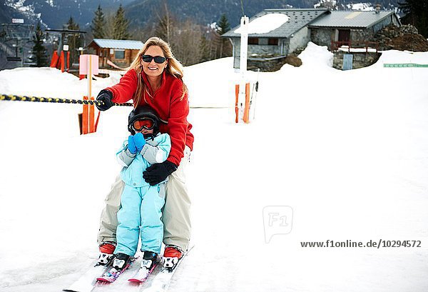Männliches Kleinkind vor der Mutter beim Aufstieg am Skiseil  Les Arcs Villaroger Savoie Frankreich