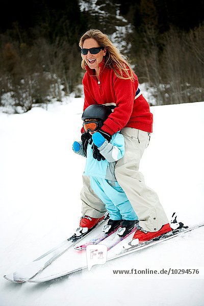 Männliches Kleinkind vor der Mutter beim Skifahren  Les Arcs Villaroger Savoie Frankreich
