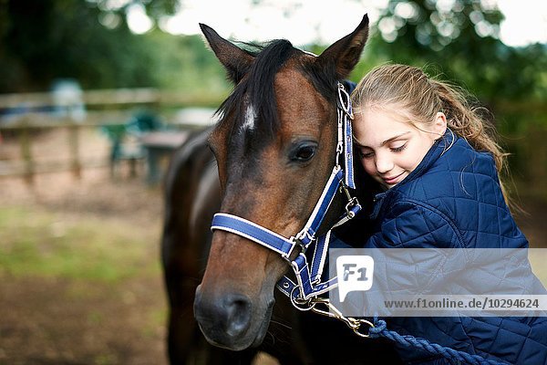 Mädchen Reiter Umarmung Pferd