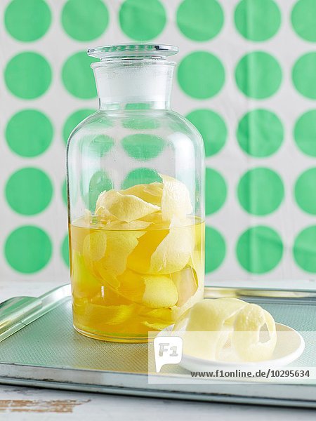 Zitronenschale im großen Glas zur Zubereitung von Zitronen-Eistee