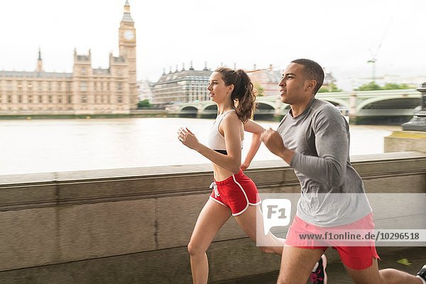 Läufer und Läuferinnen entlang der Southbank  London  UK