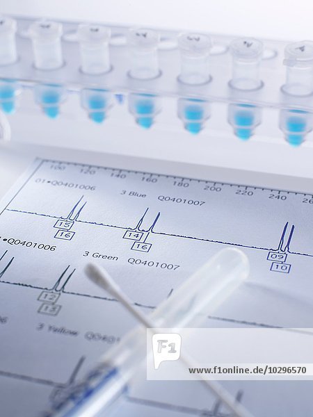 Proben und Tupfer mit DNA-Proben auf genetischen Testergebnissen
