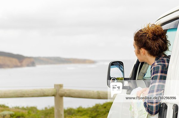 Junge Frau schaut aus dem Fenster des Wohnmobils Point Addis Anglesea Victoria Australien