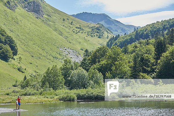 Vater und Tochter genießen den See Valle de Aran Spanien