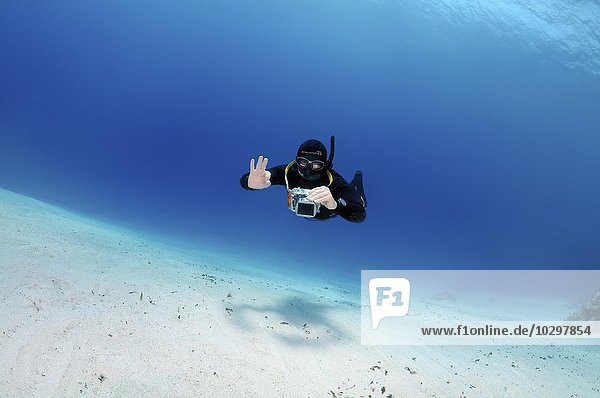 Ein Apnoetaucher  auch Freitaucher  schwimmt über einen sandigen Meeresboden  Rotes Meer  Ägypten  Afrika