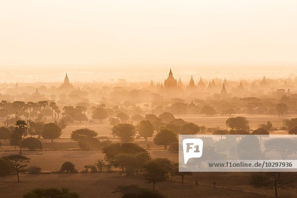 Morgennebel in der alten Stadt von Bagan  Mandalay-Division  Myanmar  Asien