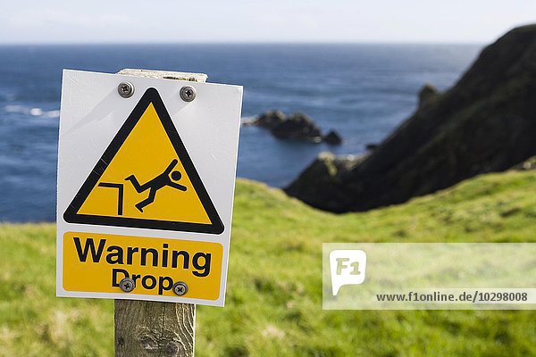 Warnschild  Warning Drop  englisch für Warnung vor Absturzgefahr  Sumburgh  Shetlandinseln  Großbritannien  Europa