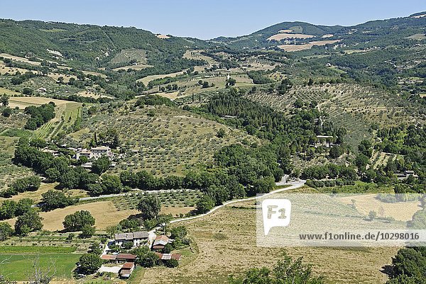 Landschaft mit kleinem Dorf bei Assisi  Provinz Perugia  Umbrien  Italien  Europa