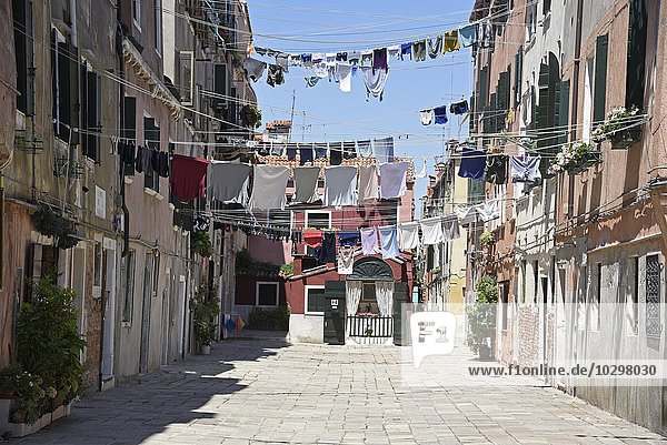 Wäsche trocknet auf Wäscheleinen über der Straße  Stadtteil Castello  Venedig  Venezia  Venetien  Italien  Europa