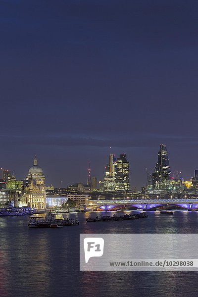 Skyline von London mit der Themse bei Nacht  London  England  Großbritannien  Europa