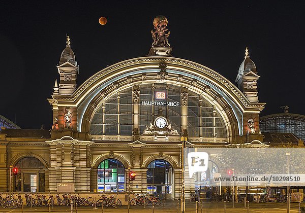 Totale Mondfinsternis mit Blutmond über dem Eingangsportal  Hauptbahnhof  Frankfurt am Main  Hessen  Deutschland  Europa