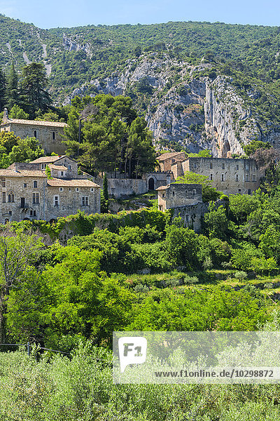 Ausblick auf das mittelalterliche Dorf Oppede-le-Vieux  Vaucluse  Provence Alpes Cote d'Azur  Frankreich  Europa