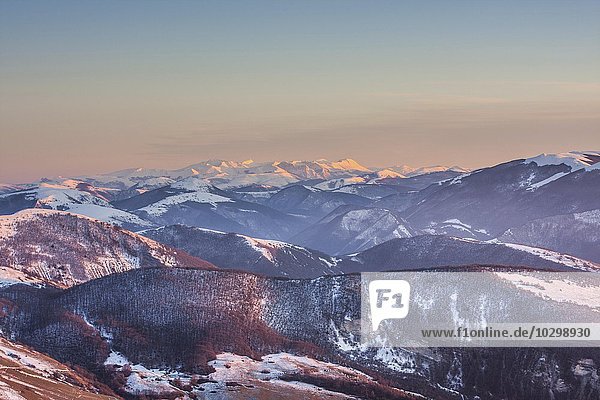 Monti Sibillini  Berge der Sibyllen  im Schnee bei Sonnenuntergang  Luftbild vom Monte Cucco im Apennin  Marken und Umbrien  Italien  Europa