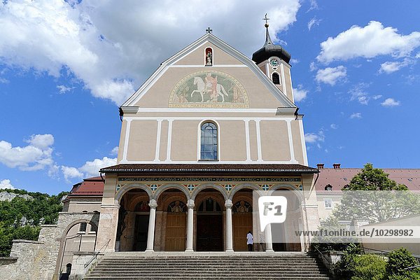 Kirchenfassade mit Vorhalle  Benediktiner-Erzabtei Beuron im Donautal  Beuron  Baden-Württemberg  Deutschland  Europa