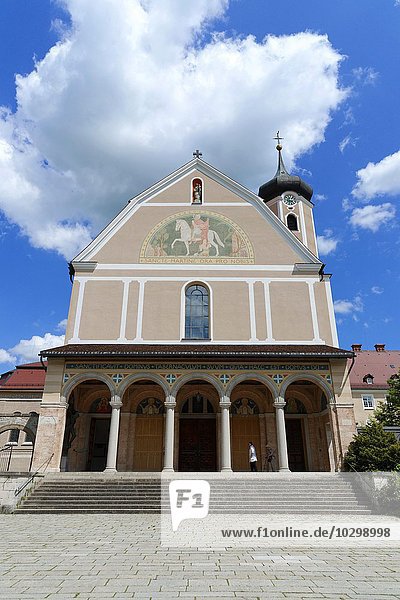Kirchenfassade mit Vorhalle  Benediktiner-Erzabtei Beuron im Donautal  Beuron  Baden-Württemberg  Deutschland  Europa