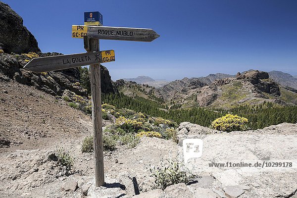 Wanderwegweiser am Wanderweg zum Roque Nublo  Ausblick auf die Berge im Westen von Gran Canaria  Kanarische Inseln  Spanien  Europa