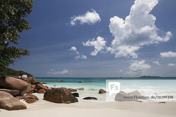 Granitfelsen und Strand am Anse Lazio  türkisfarbenes Meer  indischer Ozean  Insel Praslin  Seychellen  Afrika
