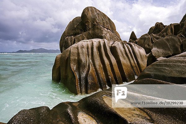Granitfelsen am Anse Source d'Argent  hinten die Insel Praslin  Insel La Digue  Seychellen  Afrika