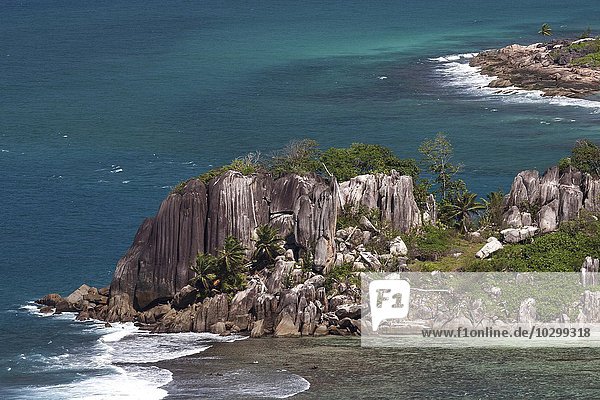 Ausblick auf die Küste mit Granitfelsen und das Meer um Port Glaud  Insel Mahe  Seychellen  Afrika