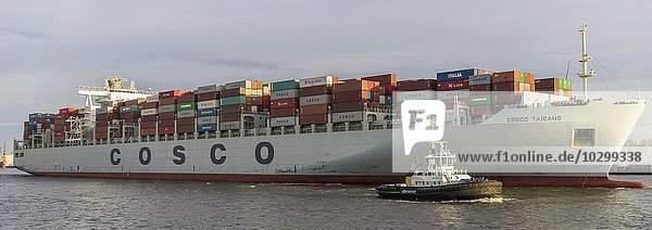 Containerschiff mit Schlepper auf der Elbe  Hafen  Hamburg  Deutschland  Europa