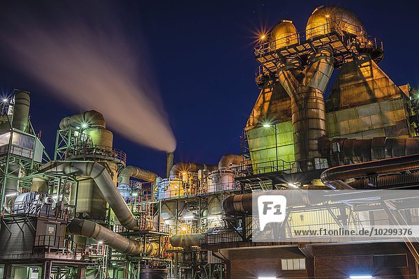 Industrieanlage  Kupferherstellung  Aurubis AG  beleuchtet bei Nacht  Hamburg  Deutschland  Europa
