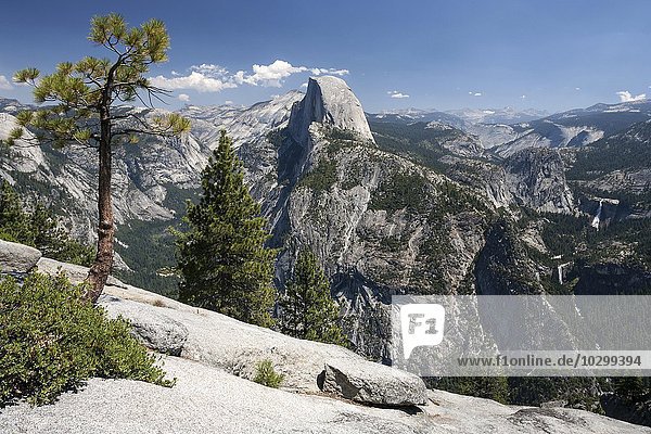 Ausblick vom Glacier Point auf Half Dome  hinten rechts Vernal Fall und Nevada Fall  Yosemite Nationalpark  Kalifornien  USA  Nordamerika
