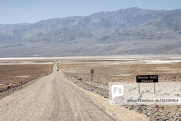 Schotterpiste Devil's Golf Course  hinten Panamint Range Bergkette  Black Mountains  Death Valley Nationalpark  Mojave-Wüste  Kalifornien  USA  Nordamerika