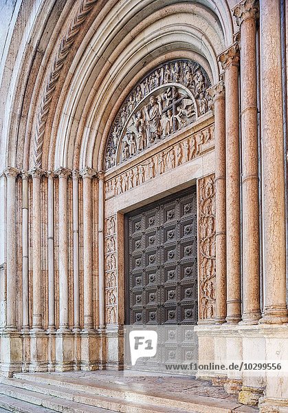Portal Baptisterium  Parma  Emilia-Romagna  Italien  Europa