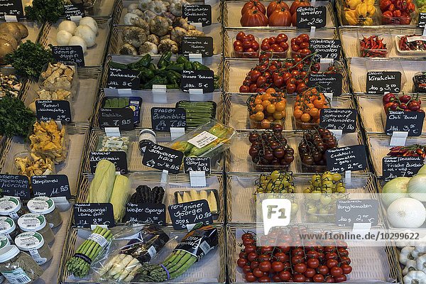 Verschiedene Früchte und Gemüse in einem Verkaufsstand  Viktualienmarkt  München  Bayern  Deutschland  Europa