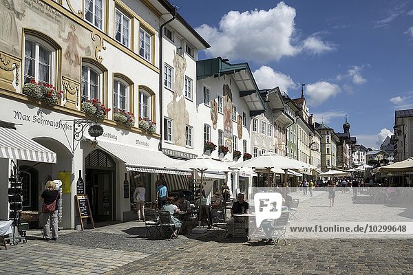 Alte bemalte Hausfassaden  Fußgängerzone mit Gaststätten  Marktstraße  Bad Tölz  Oberbayern  Bayern  Deutschland  Europa