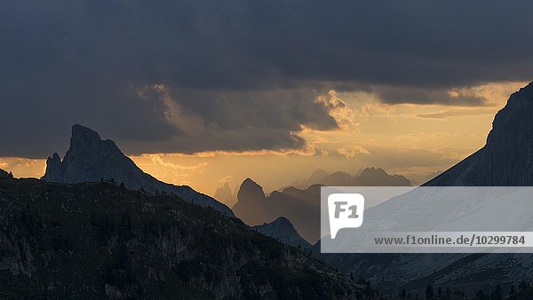 Sonnenuntergang am Valparolapass  links Hexenberg mit Gipfelkreuz  rechts Kleiner Lagazuoi  Dolomiten  Alpen  Venetien  Veneto  Italien  Europa