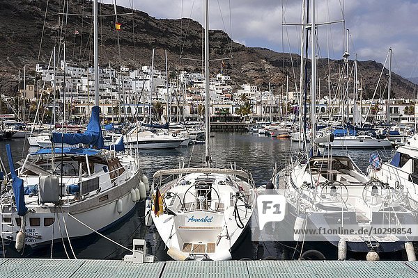 Segeljachten im Jachthafen  Puerto de Mogan  Gran Canaria  Kanarische Inseln  Spanien  Europa