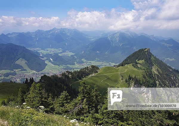 Blick vom Hochgern  rechts Zwölferspitz und Hochgern-Haus  links im Tal Unterwössen  Chiemgauer Alpen  Chiemgau  Oberbayern  Bayern  Deutschland  Europa