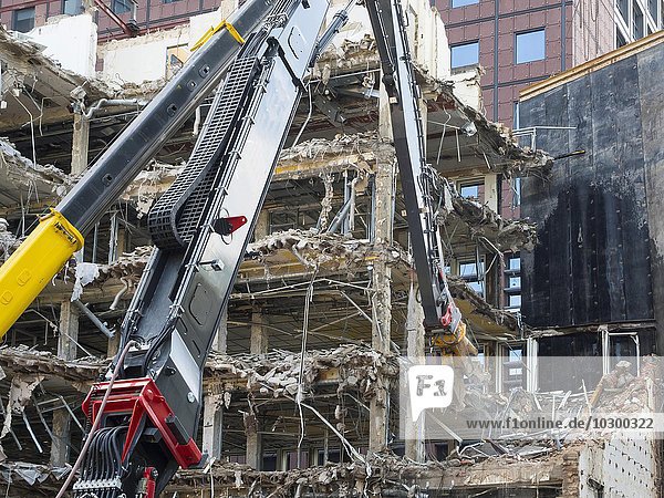 Abriss eine Hochhauses durch einen Bagger  Frankfurt am Main  Hessen  Deutschland  Europa