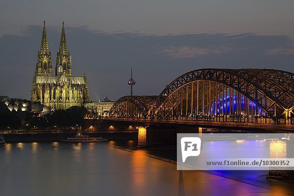 Köln bei Dämmerung mit Dom  Philharmonie  Colonius  Hohenzollernbrücke  Rhein  Köln  Nordrhein-Westfalen  Deutschland  Europa