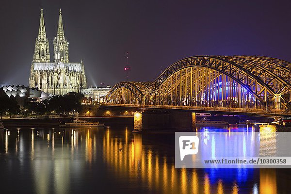 Köln bei Nacht mit Dom  Colonius  Philharmonie  Hohenzollernbrücke  Rhein  Köln  Nordrhein-Westfalen  Deutschland  Europa