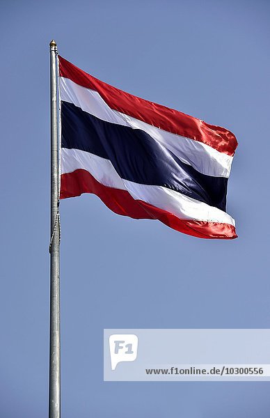 Thailändische Fahne weht im Wind  Thailand  Asien