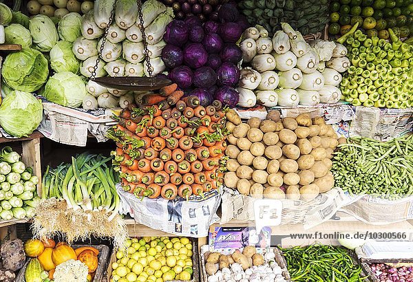 Angeordnetes Gemüse zum Verkauf in der Markthalle von Kandy  Sri Lanka  Asien
