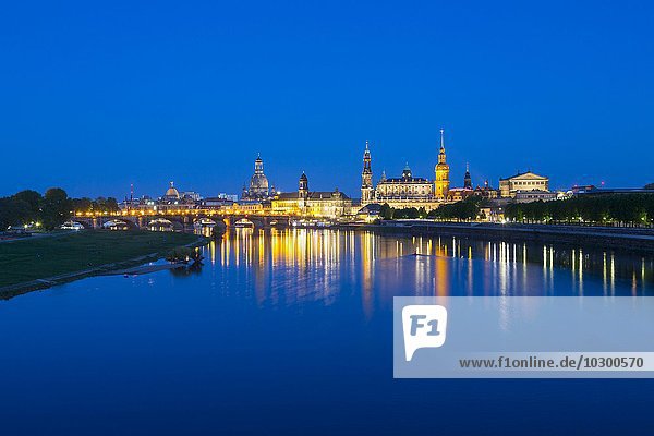 Blick von Marienbrücke über Elbe auf Stadt  Dresden  Sachsen  Deutschland  Europa
