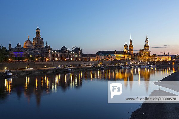 Stadtansicht über Elbe mit Hofkirche  Dresden  Sachsen  Deutschland  Europa