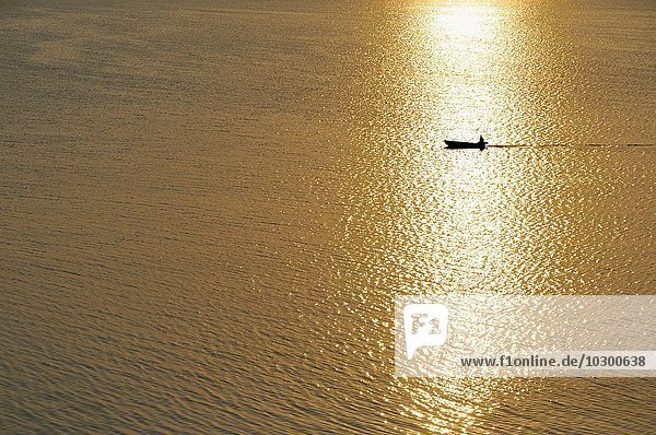 Fischer im Motorboot bei Sonnenuntergang  Achterwasser  Insel Usedom  Mecklenburg-Vorpommern  Deutschland  Europa