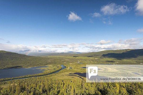 Ausblick auf Kvikkjokk  den Fluss Tarraätno und die Berge des Sarek Nationalparks  Kvikkjokk  Laponia  Norrbotten  Lappland  Schweden  Europa