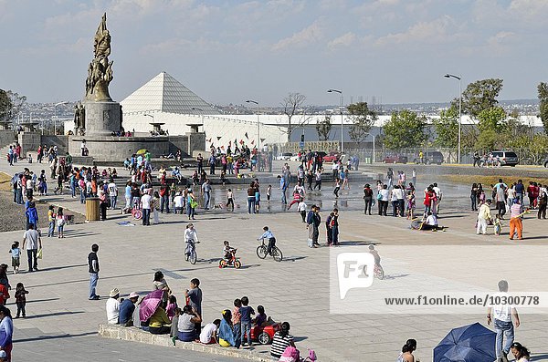 Siegesdenkmal und Zentrum des 5. Mai mit Brunnen  Heroica Puebla de Zaragoza  Puebla  Mexiko  Nordamerika