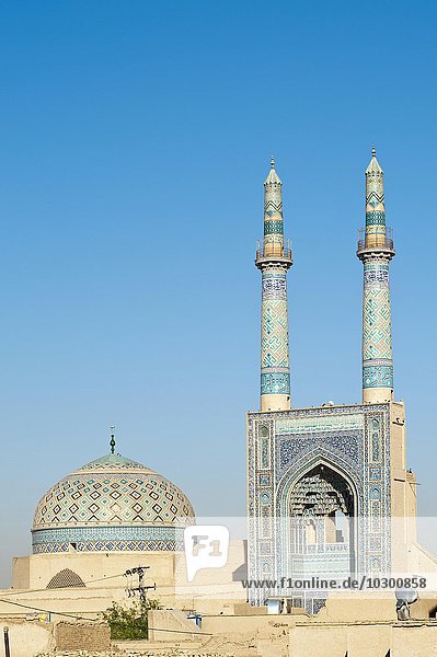 Kuppel und Eingangsportal mit Doppelminarett  Jame Moschee oder Freitagsmoschee  Yazd  Iran