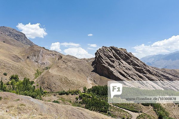 Steil aufragender Fels mit Ruinen der Bergfestung Alamut  Dailam  Provinz Qazvin  Elburs-Gebirge  Iran